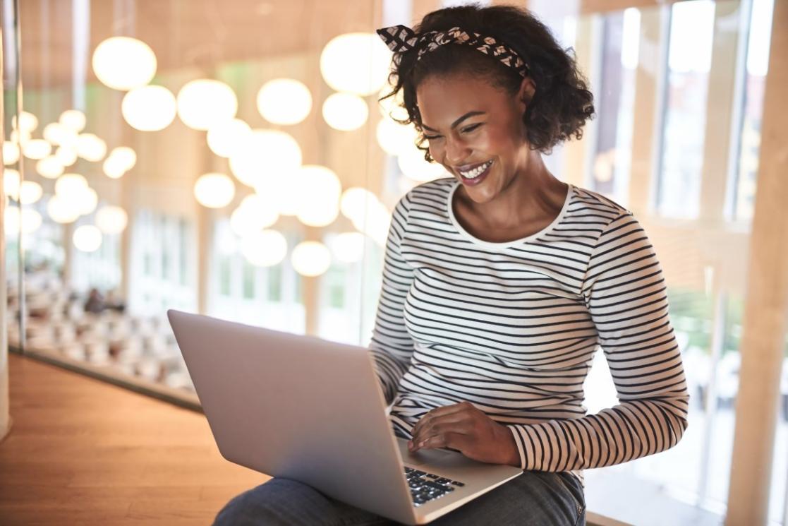 Teilnehmer in konzentrierter Arbeitsatmosphäre