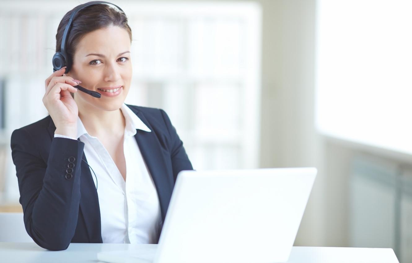 Person während einer Reflexionssitzung mit Notizen