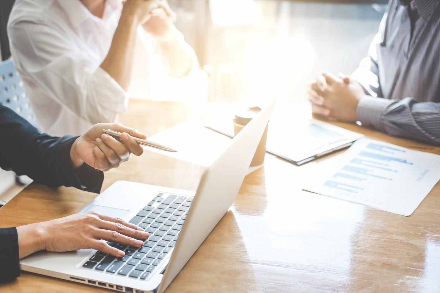 Teilnehmer während einer Reflexionsübung in einem ruhigen Raum