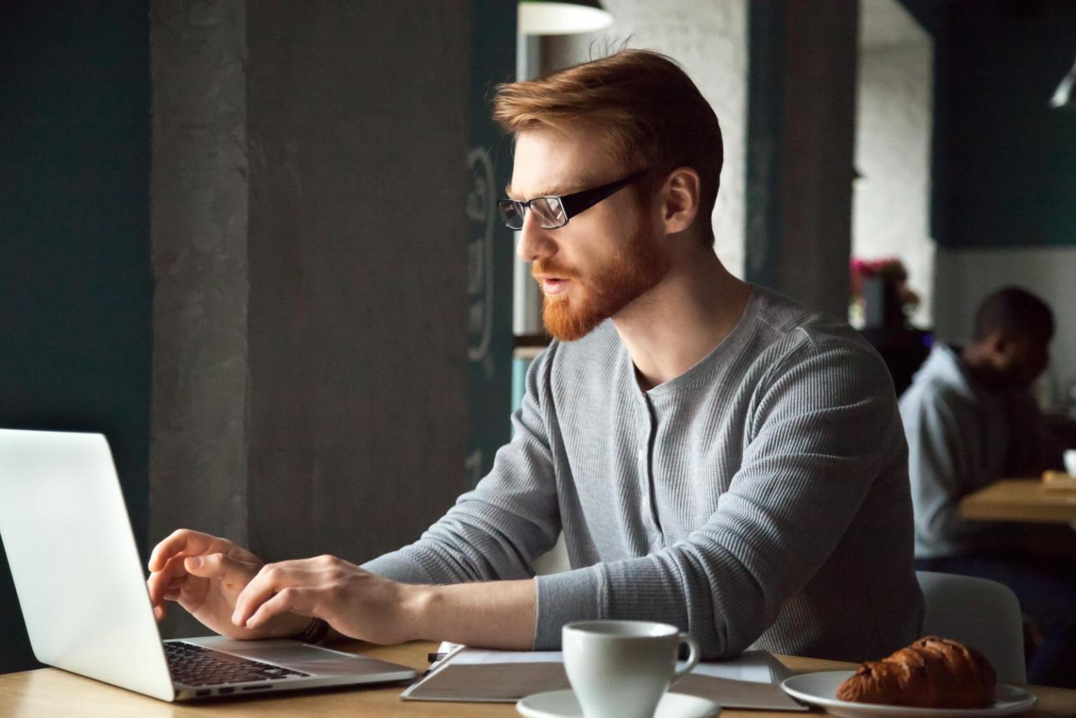 Person in nachdenklicher Reflexion